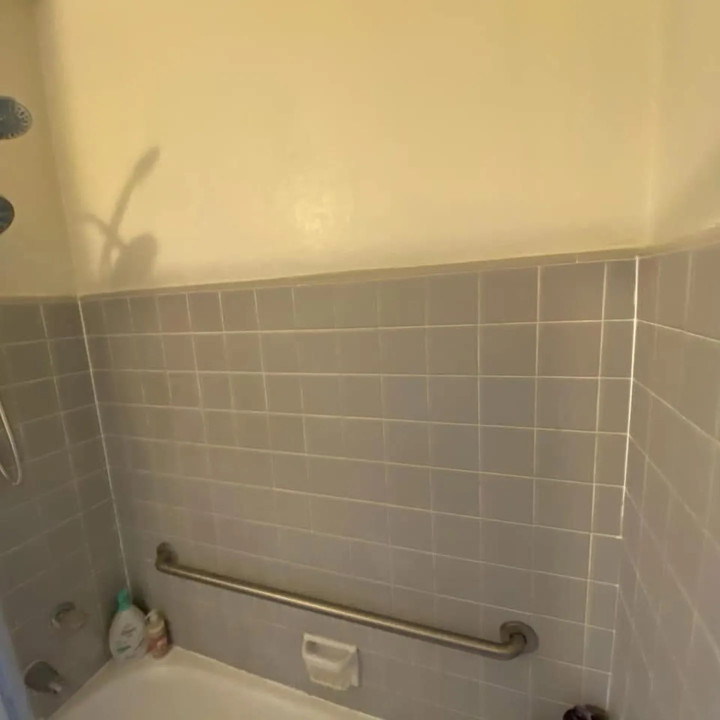 Tiled tub surround and tub after cleaning